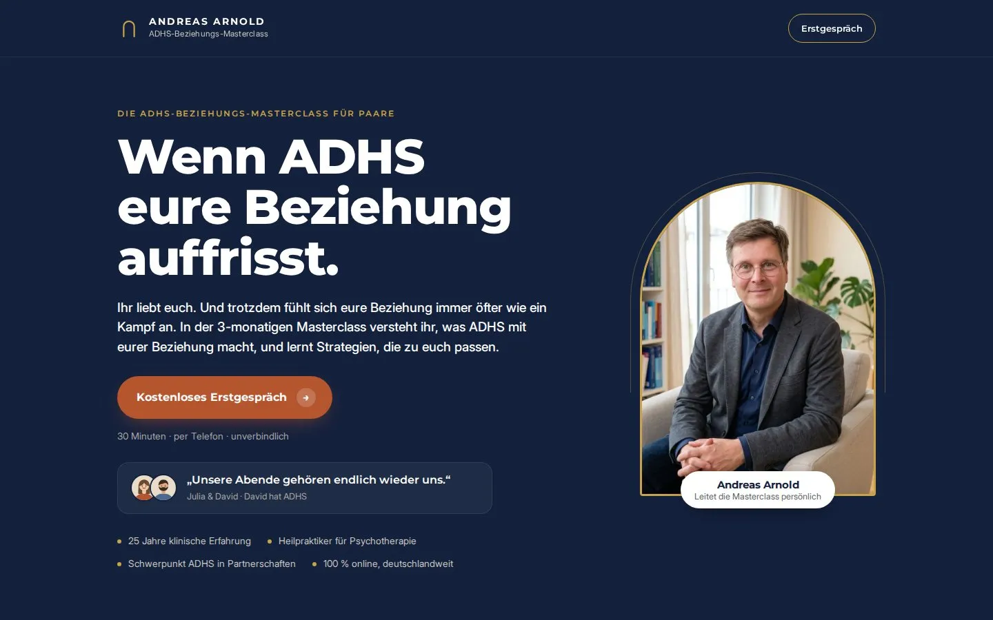 Landingpage der ADHS-Beziehungs-Masterclass in Dunkelblau mit Gold-Akzenten, der Überschrift "Wenn ADHS eure Beziehung auffrisst." und einem Foto von Andreas Arnold im Bogenrahmen